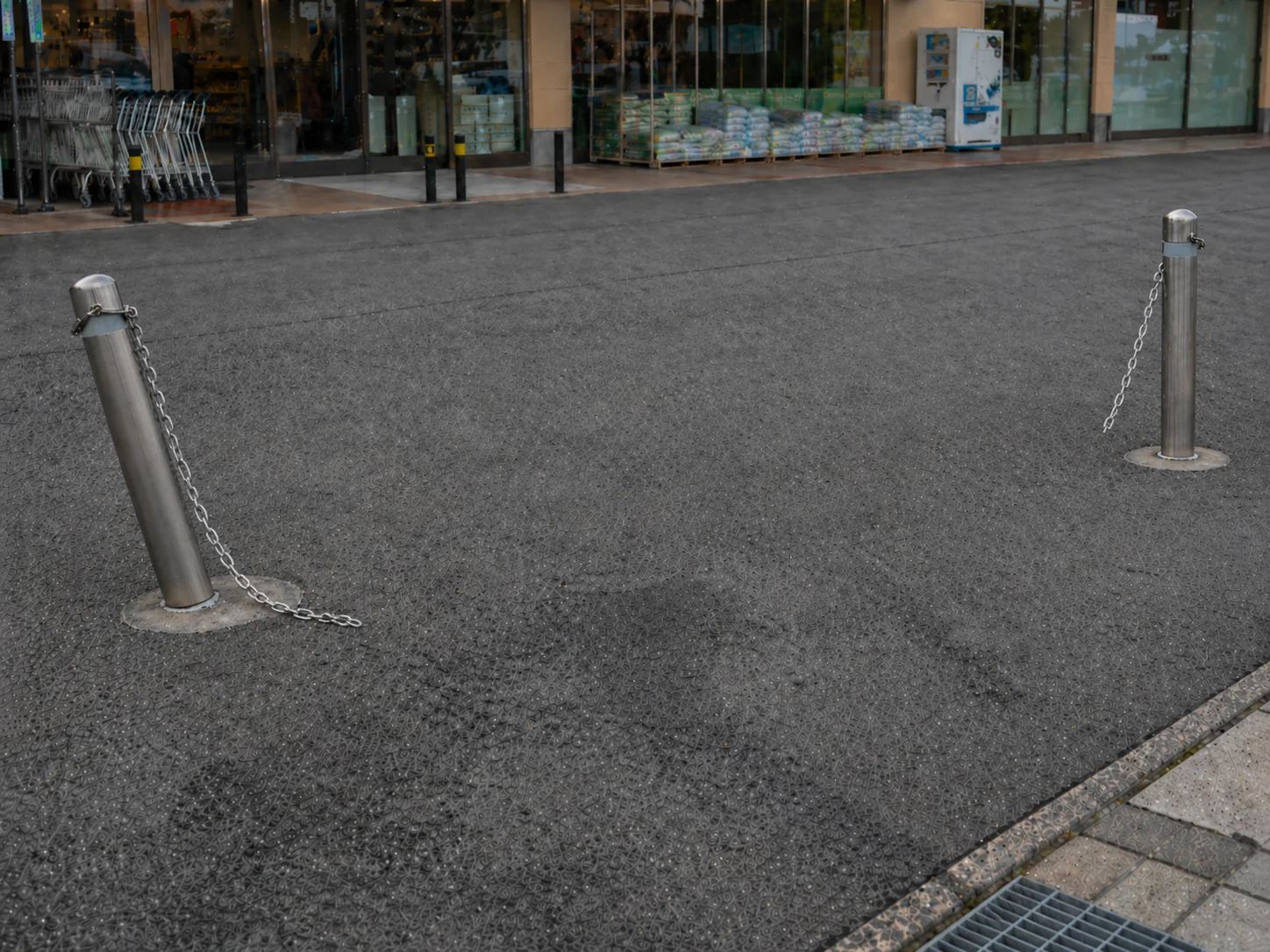 チェーンが見えにくい出入口